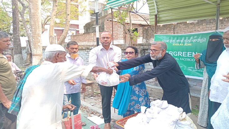 খুলনায় অসহায় পরিবারের মাঝে ঈদ উপহার বিতরণ