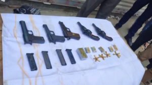 খুলনায় বিদেশি পিস্তল ও গুলি সহ এক নারী আটক