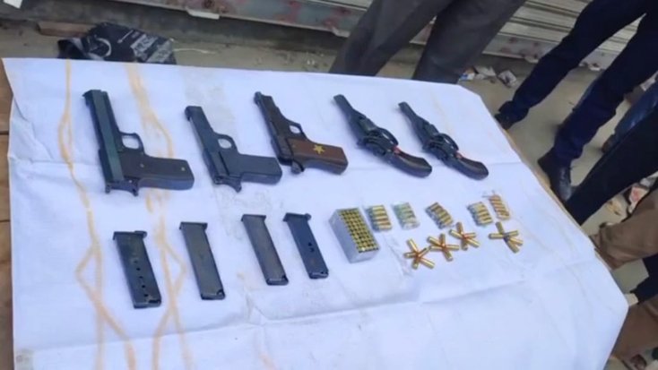 খুলনায় বিদেশি পিস্তল ও গুলি সহ এক নারী আটক