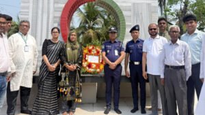 গণহত্যা দিবসে মোংলা উপজেলা প্রশাসনের পুষ্পস্তবক অর্পণ