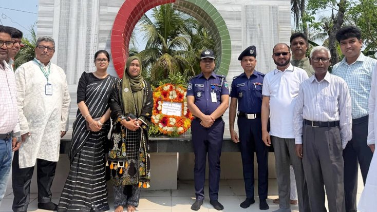 গণহত্যা দিবসে মোংলা উপজেলা প্রশাসনের পুষ্পস্তবক অর্পণ