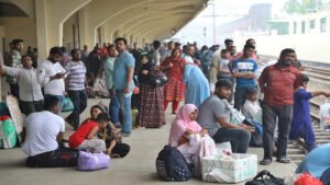 ছুটির প্রথমদিনে কমলাপুর স্টেশনে উপচে পড়া ভিড়