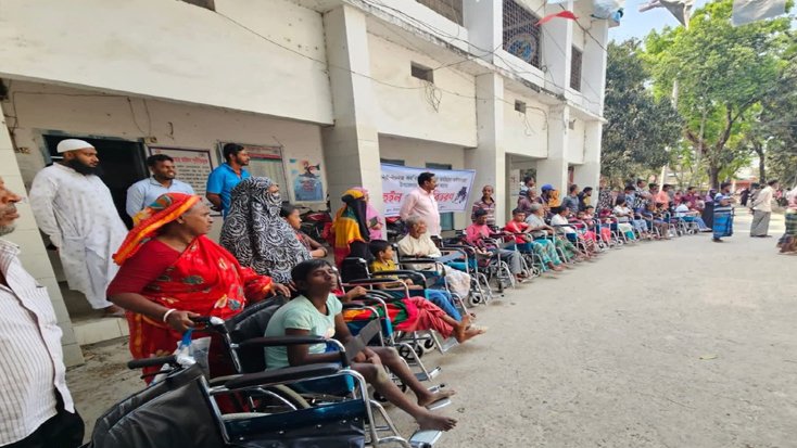 পাইকগাছায় উপজেলা পরিষদের উদ্যোগে প্রতিবন্ধীদের মাঝে হুইল চেয়ার বিতরণ