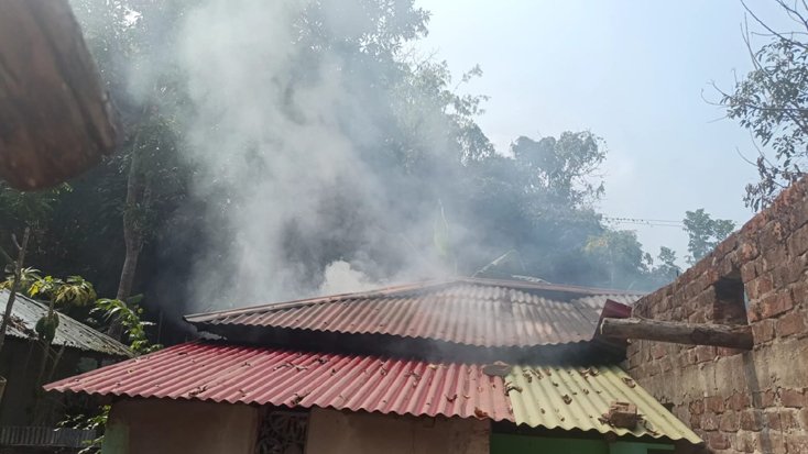 পারিবারিক কলহে বাবার ঘরে আগুন