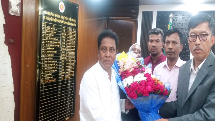 পার্বত্য মন্ত্রী দীপেন দেওয়ানকে জাতীয়তাবাদী তৃণমুল দলের ফুলের শুভেচ্ছা