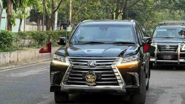 প্রধানমন্ত্রী তারেক রহমানের গাড়িতে উড়ল জাতীয় পতাকা