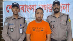 প্রধানমন্ত্রীর পিএস পরিচয় দেওয়া প্রতারক আটক