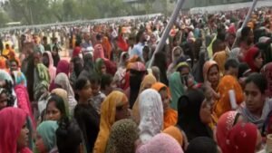 ফ্যামিলি কার্ডের টাকা পেয়ে আনন্দে আত্মহারা কড়াইল বস্তিবাসী