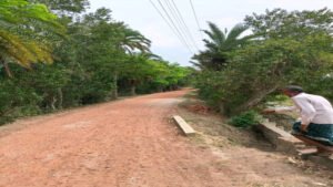 বটিয়াঘাটায় রাস্তার পাইলিং কাজে চরম দুর্নীতির অভিযোগ