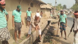 ভোলাহাটে সরকারী রাস্তার ড্রেন পরিষ্কার করলেন যুব উন্নয়ন ক্লাব