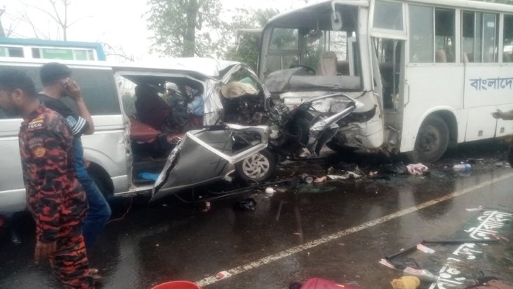 মহাসড়কে বেলাই ব্রিজ এলাকায় ভয়াবহ দুর্ঘটনায় নিহত ১২