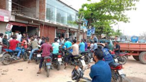 রামগড়ে জ্বালানি তেলের সংকট, তেল দোকানে উপচে পড়া ভিড়