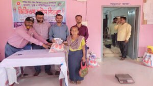 রামগড়ে ভিজিএফের চাল বিতরণ
