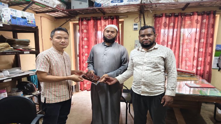 রামগড়ে সৌ‌দি’র খেজুর বিতরণ সমপন্ন