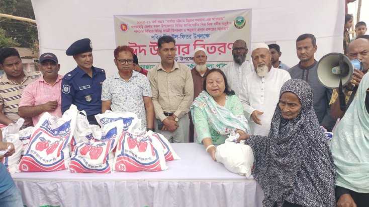 রামগড়ে হতদরিদ্রদের মাঝে ঈদ উপহার বিতরণ