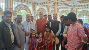 ইসমাইল মাহমুদঃ মৌলভীবাজারের শ্রীমঙ্গলে অবস্থিত শ্রীশ্রী প্রভু জগদ্বন্ধু আশ্রম ও মিশন পরিদর্শন করেছেন সিলেটে নিযুক্ত ভারতের সহকারী হাইকমিশনার অনিরুদ্ধ দাশ। মঙ্গলবার (৩ মার্চ) সকালে তিনি আশ্রম প্রাঙ্গণ ঘুরে দেখেন এবং আয়োজিত মতবিনিময় সভায় অংশ নেন। মন্দির ও আশ্রমের বিভিন্ন কার্যক্রম পরিদর্শন শেষে অতিথিরা স্থানীয় সুধীজনদের সঙ্গে মতবিনিময় করেন। আশ্রমের প্রতিষ্ঠাতা সভাপতি বন্ধু প্রীতম ব্রহ্মচারীর সভাপতিত্বে অনুষ্ঠিত মতবিনিময় সভায় প্রধান অতিথির বক্তব্য রাখেন সিলেটে নিযুক্ত ভারতের সহকারী হাইকমিশনার অনিরুদ্ধ দাশ। বিশেষ অতিথি ছিলেন ভারতের সহকারী হাইকমিশনের সচিব (প্রেস, তথ্য, সংস্কৃতি ও শিক্ষা) রাজেশ ভাটিয়া। অন্যান্যদের মধ্যে বক্তব্য রাখেন সচেতন নাগরিক কমিটি (সনাক), টিআইবি শ্রীমঙ্গলের সাবেক সভাপতি ও শিক্ষাবিদ দ্বীপেন্দ্র ভট্টাচার্য, কবি ও অধ্যাপক নৃপেন্দ্র লাল দাশ, সাবেক সিভিল সার্জন ডা. সত্যকাম চক্রবর্তী এবং বালাগঞ্জ ডিগ্রি কলেজের সহকারী অধ্যাপক অবিনাশ আচার্য্য। মতবিনিময় সভায় ভারতের সহকারী হাইকমিশনার অনিরুদ্ধ দাশ বলেন, ভারতীয় হাইকমিশন, সিলেট অফিসকে সম্মান জানানো মানে ভারত ও বাংলাদেশের বন্ধুত্বপূর্ণ সম্পর্ককে সম্মান জানানো। দুই দেশের এই সম্পর্ক ভবিষ্যতে আরও সুদৃঢ় হবে বলে আমি আশাবাদী। পরে প্রধান অতিথি ও বিশেষ অতিথিকে ফুলেল শুভেচ্ছা ও উত্তরীয় পরিয়ে সম্মাননা জানানো হয়। অনুষ্ঠানটি সঞ্চালনা করেন সাংবাদিক এস কে দাশ সুমন। সভার শুরুতে স্থানীয় শিল্পীদের পরিবেশনায় নৃত্যানুষ্ঠান অনুষ্ঠিত হয়।