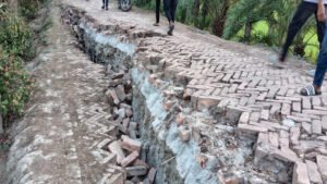 সড়ক যেন মরণ ফাঁদ-দিঘলিয়ার সেনহাটিতে ইটের সড়কের ভয়াবহ অবস্থা