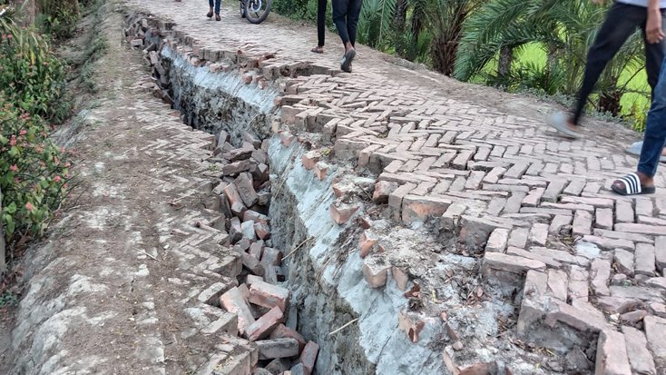 সড়ক যেন মরণ ফাঁদ-দিঘলিয়ার সেনহাটিতে ইটের সড়কের ভয়াবহ অবস্থা