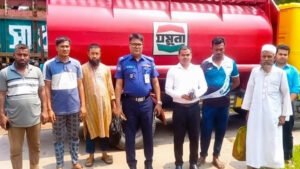 সাতক্ষীরায় ৭ হাজার লিটার পেট্রোলসহ তেলবাহী ট্রাক জব্দ-আটক ৪