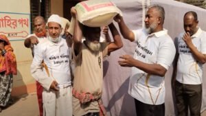 সিরাজগঞ্জে 'আব্দুস সাত্তার ফাউন্ডেশন'-এর উদ্যোগে দুস্থদের মাঝে চাল বিতরণ