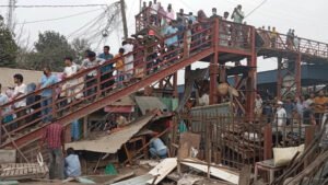 সিরাজগঞ্জে রেলওয়ের অভিযানে ৬০টি অবৈধ দোকান উচ্ছেদ