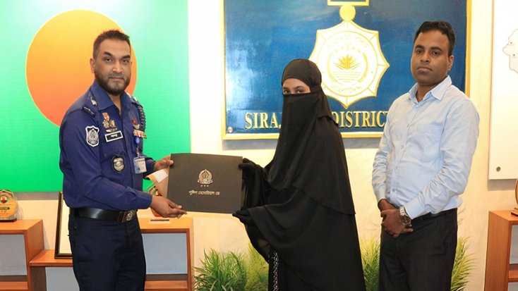 সিরাজগঞ্জে শহীদ পুলিশ পরিবারের মাঝে আইজিপির ঈদ উপহার বিতরণ