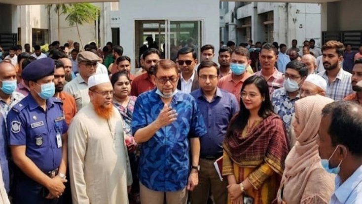 স্বাস্থ্য কমপ্লেক্সে স্বাস্থ্যমন্ত্রীর আকস্মিক পরিদর্শন