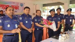 জেলা পুলিশের বিশেষ কল্যাণ সভা মো.মাসুদ রানা, খাগড়াছড়ি জেলা প্রতিনিধিঃ খাগড়াছড়ি পার্বত্য জেলা পুলিশের আয়োজনে এক বিশেষ কল্যাণ সভা অনুষ্ঠিত হয়েছে। আজ রবিবার ০৫ এপ্রিল বিকেলে খাগড়াছড়ি পুলিশ লাইন্স ড্রিল শেডে জেলার নবাগত পুলিশ সুপার মোঃ মোরতোজা আলী খাঁন এর সভাপতিত্বে এক বিশেষ কল্যাণ সভা অনুষ্ঠিত হয়েছে। শুরুতে জেলা পুলিশের অফিসার ও ফোর্সদের পক্ষ থেকে নবাগত পুলিশ সুপারকে ফুলের শুভেচ্ছা ও উষ্ণ অভ্যর্থনা জানানো হয়েছে। সভাপতির বক্তব্যে পুলিশ সুপার খাগড়াছড়ির শান্তি-শৃঙ্খলা রক্ষায় বাহিনীর প্রতিটি সদস্যের আন্তরিক সহযোগিতা কামনা করেন। তিনি জনগণের দোরগোড়ায় দ্রুত ও মানসম্মত পুলিশি সেবা পৌঁছে দেওয়ার দৃঢ় অঙ্গীকার ব্যক্ত করে বলেন, পেশাদারিত্বের মূল চাবিকাঠি হলো নিষ্ঠা এবং জনসাধারণের সাথে মার্জিত ব্যবহার। এছাড়া তিনি বাহিনীর অভ্যন্তরীণ শৃঙ্খলা কঠোরভাবে অনুসরণের ওপর বিশেষ গুরুত্বারোপ করেন। উক্ত সভায় জেলা পুলিশের ঊর্ধ্বতন কর্মকর্তাবৃন্দ, বিভিন্ন ইউনিট ইনচার্জগণ এবং সকল পদমর্যাদার সদস্যগণ উপস্থিত ছিলেন।