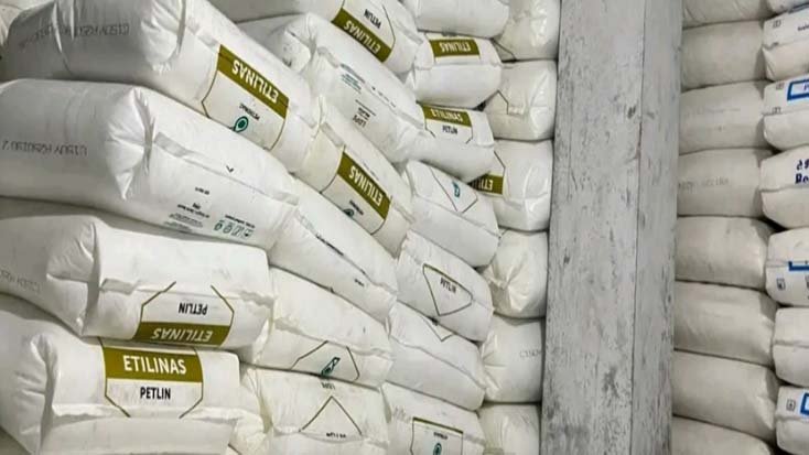 সিন্ডিকেটের কবলে প্লাস্টিক খাত, দিশেহারা ব্যবসায়ীরা