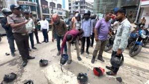 প্লাস্টিক হেলমেট ভাঙা কর্মসূচী” ট্রাফিক গুলশান ডিভিশন আয়োজনে