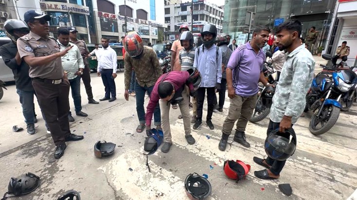 প্লাস্টিক হেলমেট ভাঙা কর্মসূচী” ট্রাফিক গুলশান ডিভিশন আয়োজনে