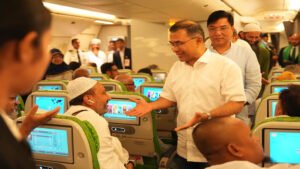 আগামী বছর থেকে হজের খরচ কমানোর চেষ্টা করবে সরকার স্টাফ রিপোর্টারঃ প্রধানমন্ত্রী তারেক রহমান বলেছেন, আগামী বছর থেকে হজের খরচ আরও কমানোর চেষ্টা করবে সরকার। শুক্রবার (১৭ এপ্রিল) রাতে হযরত শাহজালাল আন্তর্জাতিক বিমানবন্দরে চলতি মৌসুমের প্রথম হজ ফ্লাইট উদ্বোধনকালে তিনি এ কথা বলেন। তারেক রহমান বলেন, আশা করি, আগামী বছর যারা হজে যাবেন তাদের জন্য আরেকটু খরচ কমাতে পারব। আমরা চেষ্টা করছি আরও ভালো করার, যাতে আগামী বছর থেকে হজযাত্রীদের কষ্ট কম হয়। তিনি বলেন, আমরা সরকার গঠন করেছি ফেব্রুয়ারির ১৮ তারিখ। এবার হজের ব্যবস্থাপনা হয়ে গেছে ফেব্রুয়ারি মাসের প্রথম দিকে। সেজন্য আমরা এসে খুব বেশি কিছু করার সুযোগ পাইনি। তারপরও চেষ্টা করেছি যতটুকু করা যায়, তবে এবার একটা জিনিস করতে পেরেছি সেটা হলো হজের খরচ ১২ হাজার টাকার মতো কমাতে পেরেছি। হজযাত্রীদের উদ্দেশে প্রধানমন্ত্রী বলেন, আপনারা আল্লাহর ঘরে যাচ্ছেন। দেশের জন্য দোয়া করবেন, যাতে দেশের মানুষ শান্তিতে থাকতে পারে। আমিও দোয়া করি আপনারা যেন সুস্বাস্থ্য নিয়ে দেশে ফিরতে পারেন। এ সময় ধর্মমন্ত্রী কাজী শাহ মোফাজ্জাল হোসাইন কায়কোবাদ, বেসামরিক বিমান পরিবহন ও পর্যটন মন্ত্রী আফরোজা খানম রিতা, প্রতিমন্ত্রী এম রশিদুজ্জামান মিল্লাত, বাংলাদেশে নিযুক্ত সৌদি রাষ্ট্রদূত আব্দুল্লাহ জাফর এইচ বিন আবিয়াহ, ধর্ম সচিব মুন্সি আলাউদ্দিন আল আজাদ, বেসামরিক বিমান চলাচল সচিব ফাহমিদা আখতার, বেসামরিক বিমান চলাচল কর্তৃপক্ষের চেয়ারম্যান এয়ার ভাইস মার্শাল মোস্তফা মাহমুদ সিদ্দিক উপস্থিত ছিলেন। পরে রাত ১২টা ২০ মিনিটে ৪১৮ জন হজযাত্রী নিয়ে বিমান বাংলাদেশ এয়ারলাইনসের প্রথম ফ্লাইট হযরত শাহজালাল আন্তর্জাতিক বিমানবন্দর থেকে সৌদি আরবের উদ্দেশে রওনা হয়।