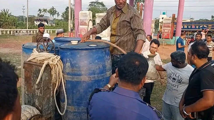 আমতলীতে অবৈধ জ্বালানি মজুদ ডিজেল-অকটেন জব্দ
