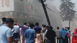 চট্টগ্রামে শপিং কমপ্লেক্সে আগুন, নিয়ন্ত্রণে ৫ ইউনিট
