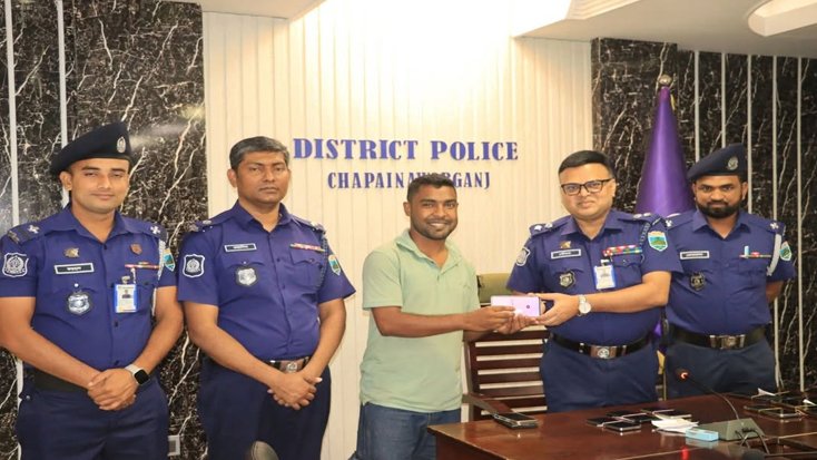 চাঁপাইনবাবগঞ্জে উদ্ধারকৃত ১৪ মোবাইল ফোন হস্তান্তর