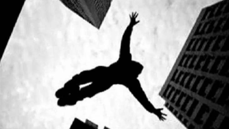 ছাদ থেকে পড়ে প্রাণ গেল কিশোরের 