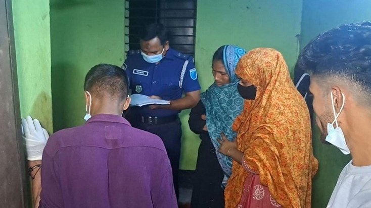 ছেলেসহ তিনজনকে কুপিয়ে সাবেক পুলিশ সদস্য নিহত