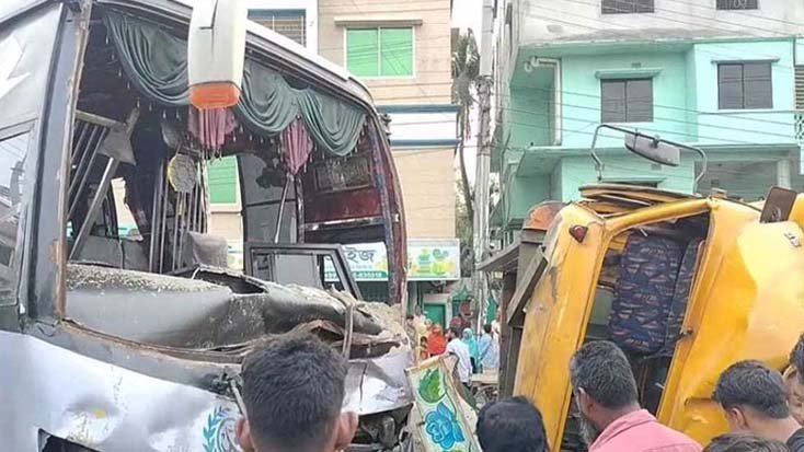 টাঙ্গাইলে বাস-ট্রাকের সংঘর্ষে, নিহত ২