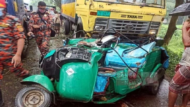ট্রাকের ধাক্কায় অটোরিকশা উল্টে ৫ পরিক্ষার্থী আহত
