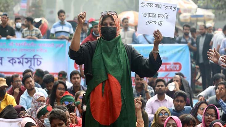তপ্ত রোদে প্রাথমিক সুপারিশপ্রাপ্তদের শাহবাগে অবস্থান