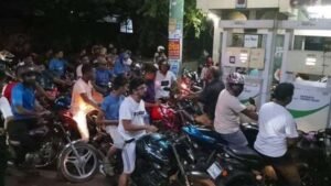 তেলের দাম বাড়লো, কমলো না ভিড়