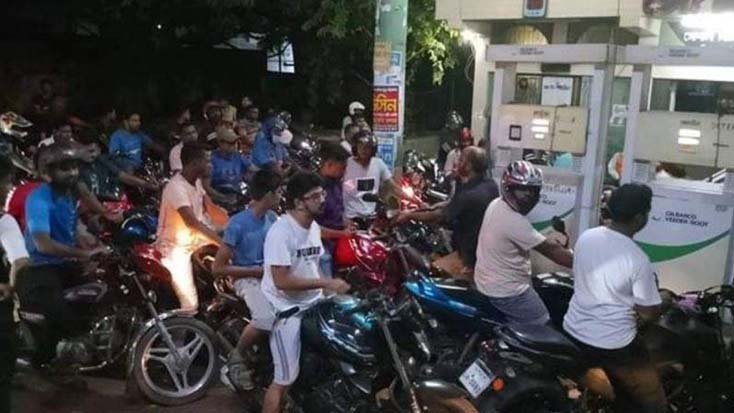 তেলের দাম বাড়লো, কমলো না ভিড়