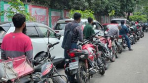 তেলের দাম বাড়ানোর পরেও কমেনি পাম্পে গাড়ির লাইন