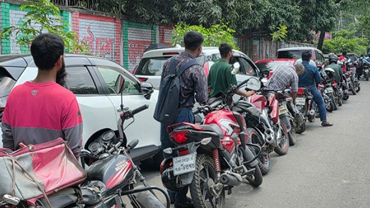 তেলের দাম বাড়ানোর পরেও কমেনি পাম্পে গাড়ির লাইন