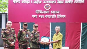 দীঘিনালায় সেনাবাহিনীর সহায়তা বদলাচ্ছে অসহায়দের জীবন