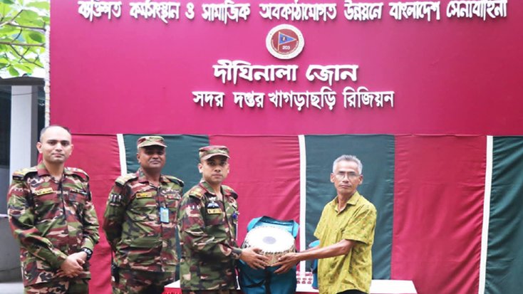 দীঘিনালায় সেনাবাহিনীর সহায়তা বদলাচ্ছে অসহায়দের জীবন