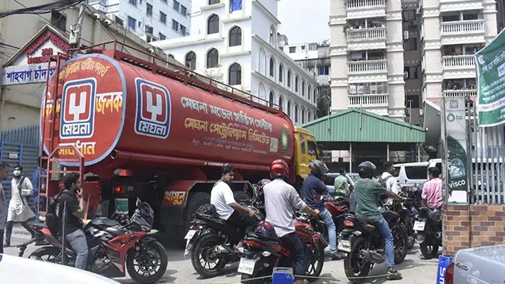 পাম্পে কমছে অপেক্ষা, ফুয়েল পাস ছাড়া তেল মিলছেও কম