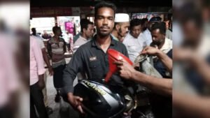 পেট্রোল পাম্পে তেল নিতে মোটরসাইকেলের ট্যাংক খুলে হাজির চালক