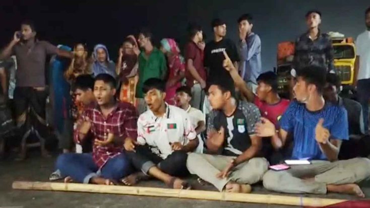 প্রবেশপত্র না পেয়ে পরীক্ষার্থীদের মহাসড়ক অবরোধ ডেস্ক রিপোর্টারঃ এসএসসি পরীক্ষার প্রবেশপত্র না পাওয়ায় গাইবান্ধার পলাশবাড়ীতে রংপুর ঢাকা মহাসড়ক অবরোধ করে বিক্ষুব্ধ শিক্ষার্থীরা। পরে উপজেলা প্রশাসনের পক্ষ থেকে রাতেই প্রবেশপত্র হস্তান্তরের আশ্বাসে অবরোধ প্রহর করেন আন্দোলনকারীরা। সোমবার (২০ মার্চ) রাত সাড়ে ৮ টার দিকে পলাশবাড়ী পৌর শহরের পলাশবাড়ী ফিলিং স্টেশনের সামনে অবস্থান নিয়ে অবরোধ সৃষ্টি করেন তারা। এসময় শিক্ষার্থীদের অভিভাবকরা অংশগ্রহণ করেন অবরোধে। এতে মহাসড়কের দু’পাশে শত শত যানবাহন আটকা পড়ে দুর্ভোগের শিকার হচ্ছেন যাত্রীরা। বিক্ষুব্ধ শিক্ষার্থীরা জানান, রাত পোহালেই এসএসসি পরীক্ষা। কিন্তু স্থানীয় গিরিধারী পুর আদর্শ উচ্চ বিদ্যালয় ৫০ জন পরীক্ষার্থী প্রবেশপত্র পাইনি। ফলে শিক্ষার্থী ও অভিভাবকরা মহাসড়ক অবস্থা নিয়ে অবরোধসৃষ্টি করেন। দীর্ঘ সোয়া একঘণ্টা পর রাত পৌনে ১০ টার দিকে উপজেলা নির্বাহী অফিসার শেখ জাবের আহমেদ, উপজেলা সহকারী কমিশনার (ভূমি) আল ইয়াশা রহমান দাপাদার ও থানার ভারপ্রাপ্ত কর্মকর্তা (ওসি) সরোয়ার আলম খান ঘটনাস্থলে উপস্থিত হয়ে রাতেই শিক্ষার্থীদের প্রবেশপত্র সরবরাহের আশ্বাস দিলে অবরোধ প্রার্থনা করেন বিক্ষুদ্ধরা। পরে নিজেদের গাড়িতে করে শিক্ষার্থীদের প্রবেশপত্র দেওয়ার জন্য নিয়ে যান ইউএনও-এ্যাসিল্যান্ড।