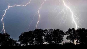 বজ্রপাতে প্রাণ গেল যুবকের